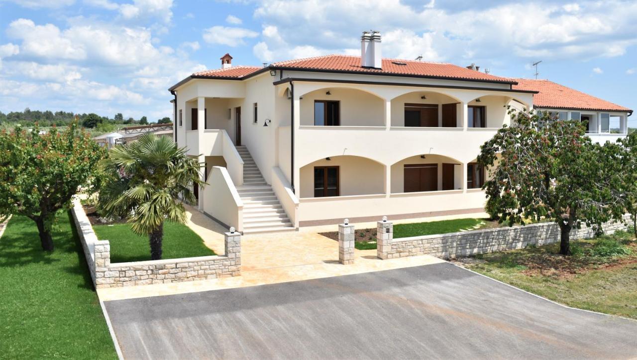 Apartmani Diana Novigrad Istria Esterno foto